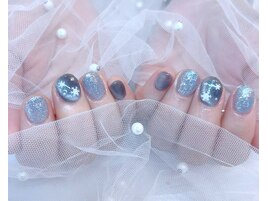 きらめくラメと雪の結晶冬ネイル