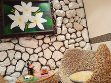 ラクーネ 仙台ロフト店(RAQOONE)の雰囲気（プルメリアの絵と優しいアロマの香りがお出迎えいたします）