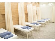 アイキュア鍼灸接骨院 御影(iCure鍼灸接骨院)の雰囲気（きれいでおしゃれな店内で毎日の疲れをしっかり癒します♪）