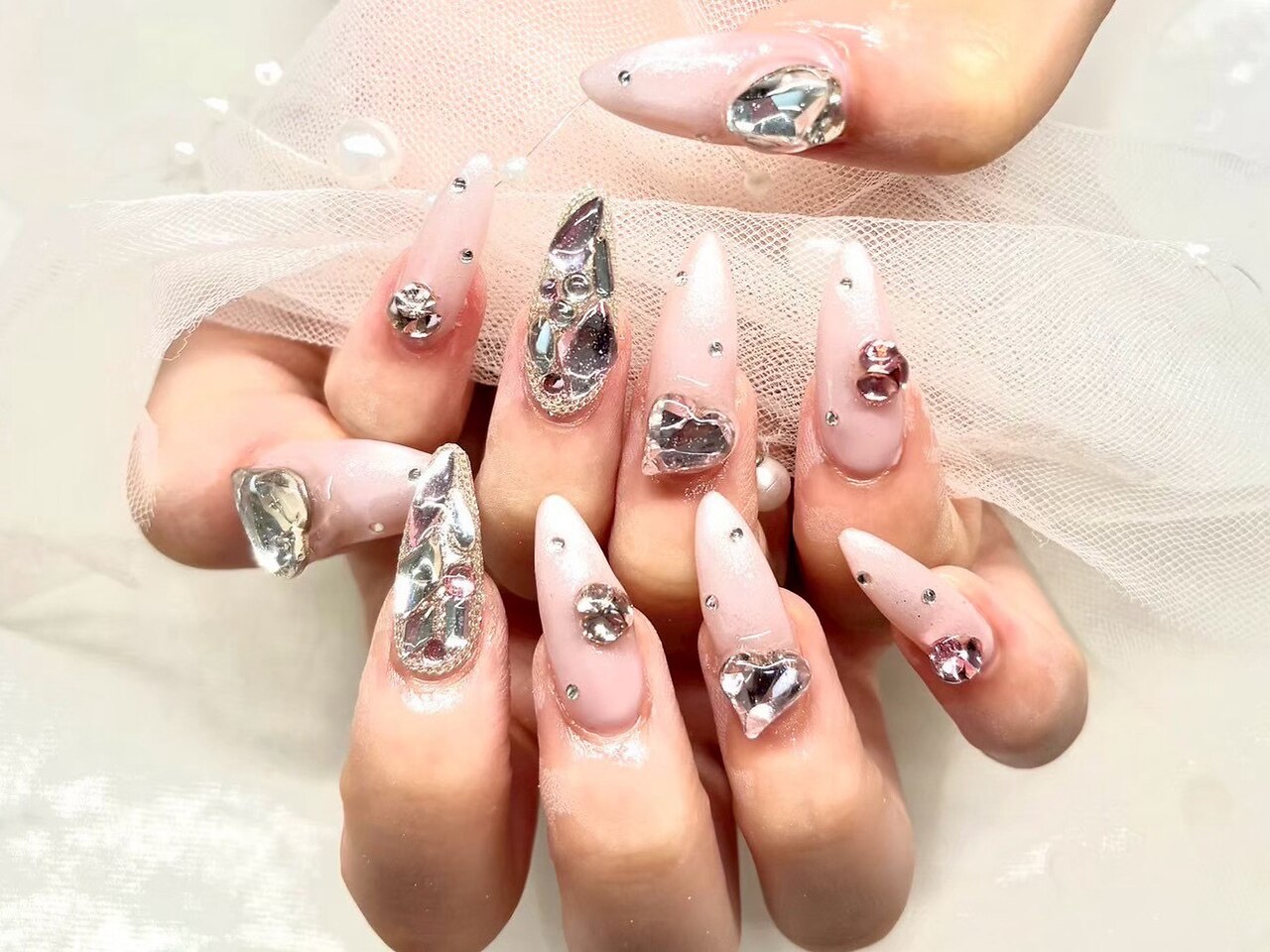 2025年-2026年冬トレンド】ストーン埋め尽くしのネイルデザイン集