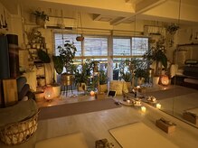 ラフヨガサロン(LAUGH YOGA SALON)の雰囲気（キャンドルの灯火とアロマの香りに包まれてお部屋の様な空間◎）