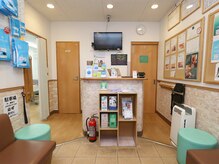 リヴァー 上溝駅前/6人以上座れるソファがある受付
