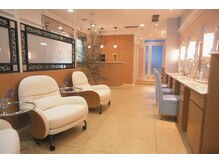 店内は、上質な開放感のある空間、存分におくつろぎください