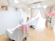ティンカーベル(TinkerBell)/白とピンクを基調とした店内
