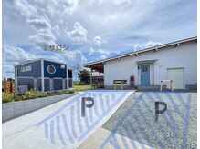 自宅横の青いコンテナがサロンになります。お車はこちらに↑