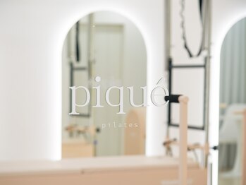 ピケピラティス 柏店(pique pilates)/ロゴ入りのミラーが可愛い!