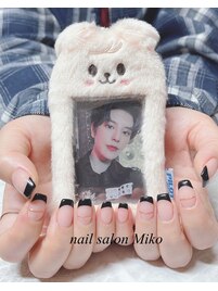 黒フレンチリングネイル