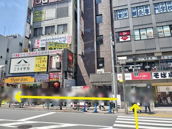 フラット 新宿新大久保店(FLAT)/JR新大久保駅からの道のり【１】