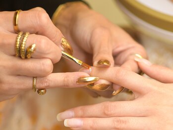 ゴールド(GOLD)/ジェルネイル塗布