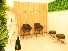 シンプルで落ち着いた空間でお客様をお迎えいたします。