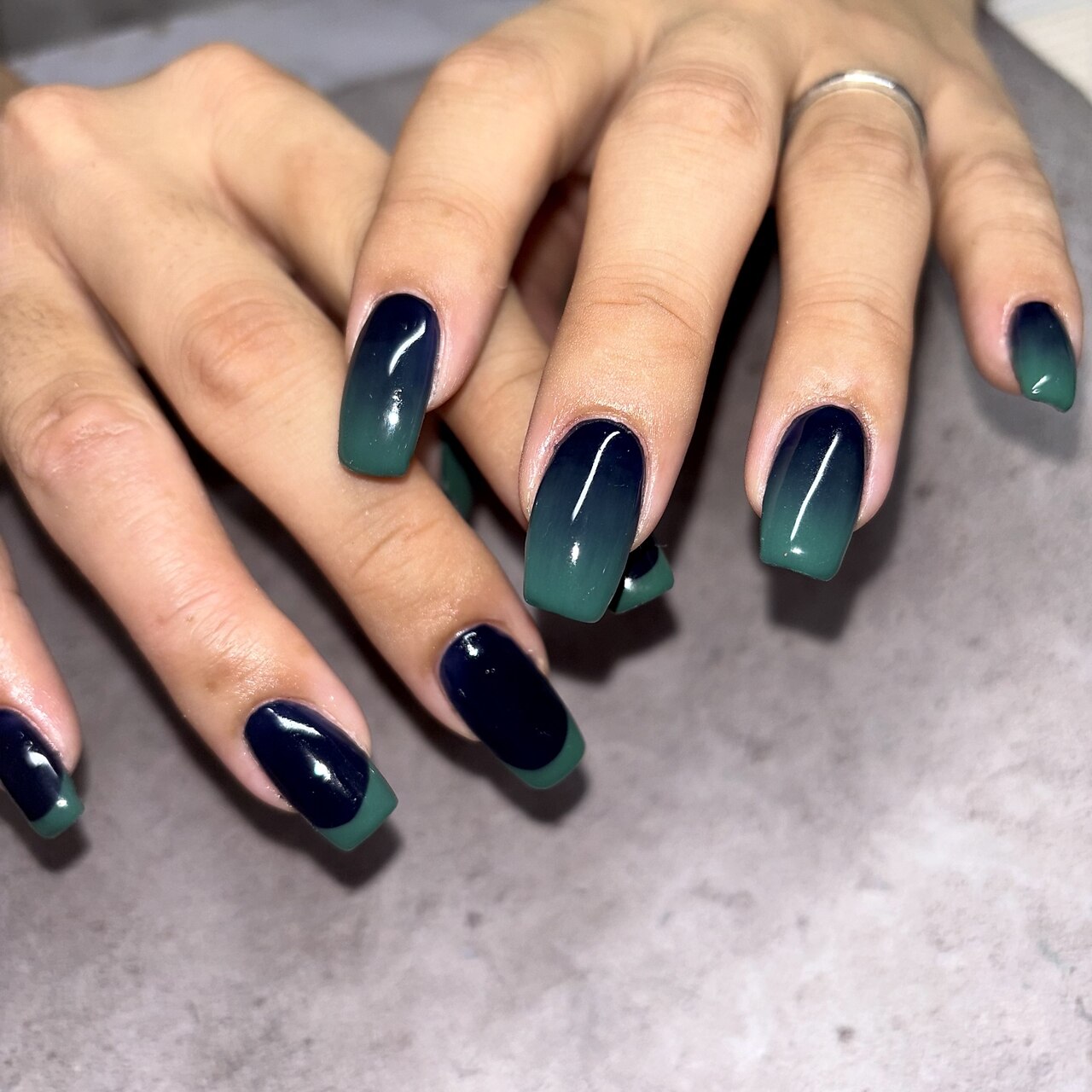 2026年冬トレンド】シンプル カラーグラデーションのネイルデザイン集