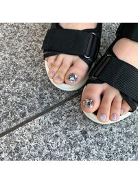 フットネイルはキラキラが勝つ