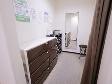 スキラボ 宮前平店の雰囲気（広々としたお着替えルーム。お着替えも無料で用意しております。）