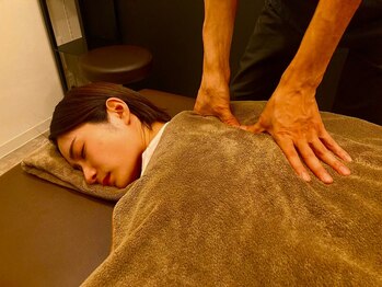 アイナ(AINA)の写真/《最終受付20:00までOK》滞った血流を促進し、凝り固まった頭・首・肩・脚をしっかりほぐします♪