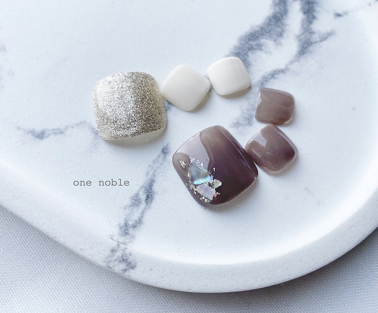 2025年-2026年冬トレンド】ホワイト ワンカラー フットのネイル