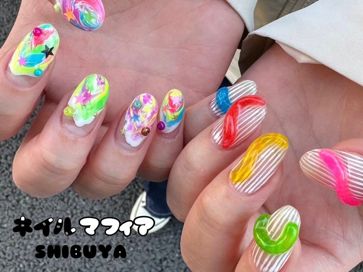 2025年-2026年冬トレンド】カラフルポップのネイルデザイン集｜人気順