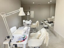 エル(Elle)の雰囲気（白とニュアンスカラーを基調とした店内）