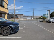 ニコニコ整体の雰囲気（国道から入ってすぐ左4、6番をご利用ください/シルバー車の隣）