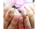ふんわりカラーに大ぶりビジュー
