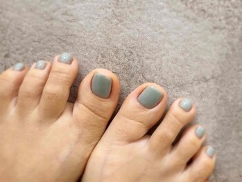 コティ(cotty)の写真/【フットネイルで足元を華やかに】丁寧なケア付き◎パラポリッシュワンカラー￥7,000（全13色から選択）