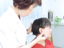 耳つぼ施術を行います