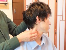 ワンプラス(OnePlus+)の雰囲気（首・肩の施術風景。ボキボキしない、強もみしない優しい施術）