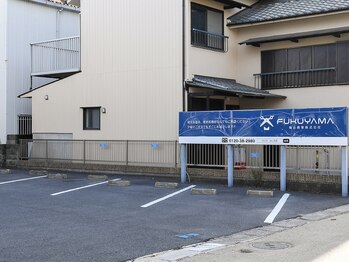 うるおい/福山商事様の駐車場内に3台分有