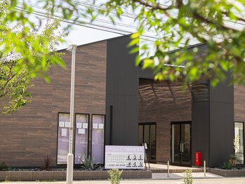 カルミア鍼灸接骨院/院外観公園側より