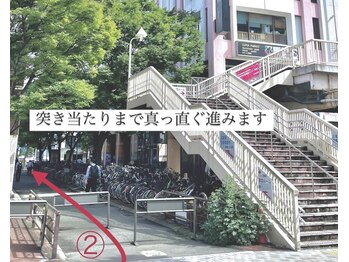 アミティエ(Amitie)/左手に警察署が見えてきます