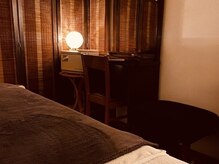 当店は他店と違い頭の土台となる背骨と首を見るので整体などで使われるベッドを使います。