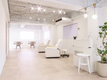 アイロ 田町三田店(I.RO)の雰囲気（陽が入る広々とした明るい店内でリラックスしていただけます♪）