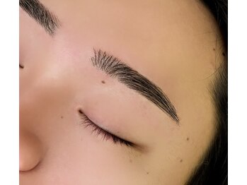 ヒルズ(Hills)/眉毛スタイリング