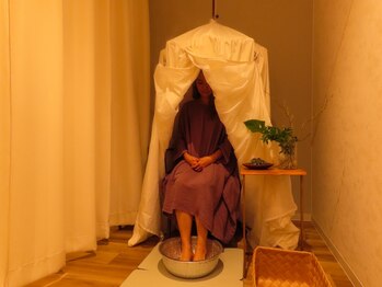 ファンタスビーイング(Fantas Being)の写真/【よもぎハーブテントサウナ】良質な和ハーブを使用。内側から全身じんわり温めるよもぎ蒸しハーブテント