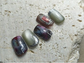 フローフェン(Floofen)/茶・赤・緑でお任せアート