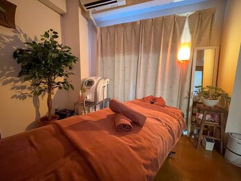 バストサロン メルベイユ(Merveile)/ダウンライトの落ち着いた店内