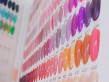 ネイルサロンアンドスクール ディスディアーナ(Disdirena)の雰囲気(ジェルカラー300色以上。オフィス向けピンクやベージュも豊富。)