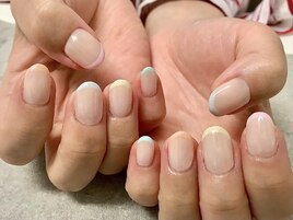 淡いカラーのカラフルフレンチ