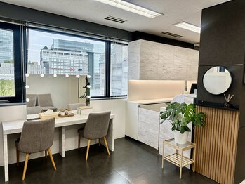 エサージュ 新宿店/メイク直し完備★コンセント有