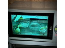 ファインプラス 日暮里店の雰囲気（使用器具はもちろん滅菌済みです♪青い光の滅菌灯での保管♪）