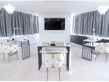 グレージュ×ホワイトのラグジュアリーな雰囲気