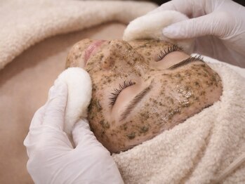 ホクビューティー(HOCU BEAUTY)の写真/ハーブピーリングで大人ニキビのお悩みを根本改善！すっぴんに自信が持てる透明感あふれるつるん肌へ◎