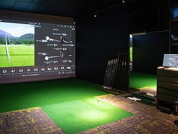 アザブ テン アンダー ゴルフ ジム(AZABU TEN_UNDER GOLF GYM)の写真/【「普通」に飽きたおふたりへ】本格ゴルフトレーニングもペアクーポンご用意◎学んで楽しくトレーニング♪