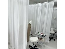 リリ 小郡店(eyelash ReRe)の雰囲気（白基調で清潔感のある店内です★メイクブースも完備）
