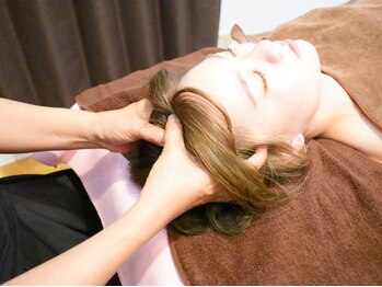 シャルマン(charmant)の写真/デコルテまでしっかり流す【ヘッドマッサージ30分¥4500】で頭コリ、顔のむくみ、眼精疲労にアプローチ☆