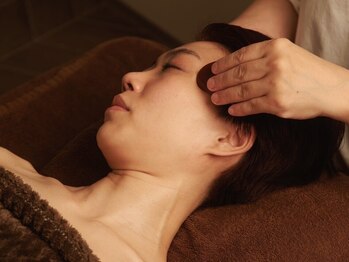 アカリ(Akali)の写真/意外と凝り固まっているお顔──かっさで滞りを流し、引き締まった輪郭と明るい印象へ◎