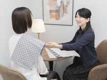 レッドコーラルの雰囲気(柄や素材なども、お洋服の大切な要素です。)