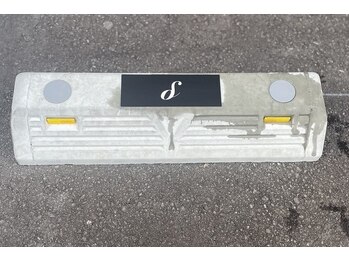 デルタエヌピー63+(δnp63+)/車止めにδのロゴあり