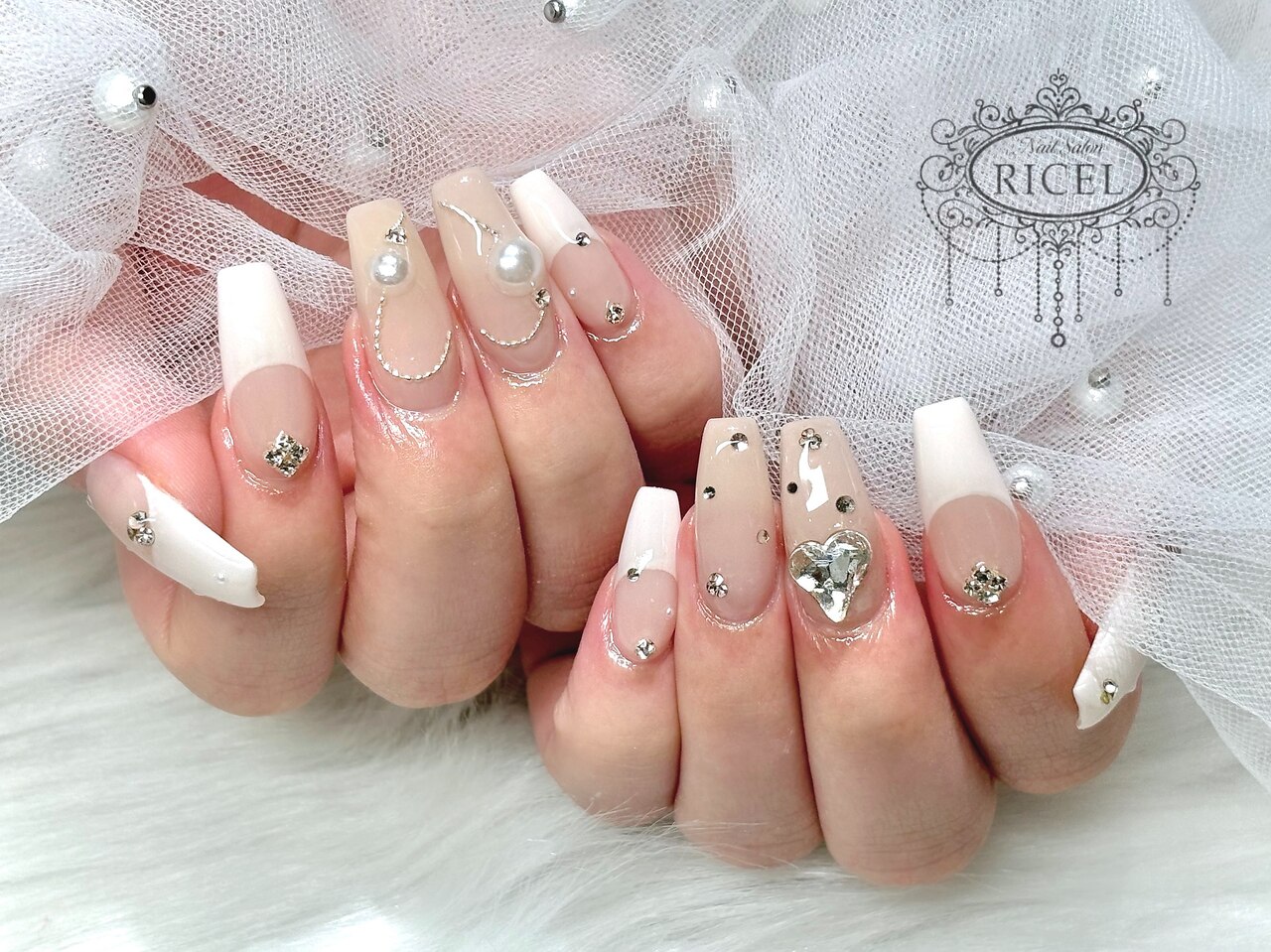 2025年-2026年冬トレンド】キラキラフレンチのネイルデザイン集｜人気