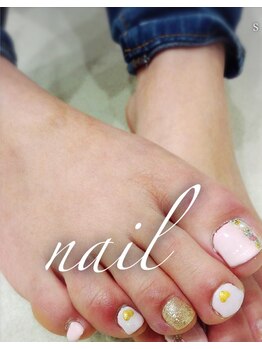 春　ピンクカラーのフットネイル