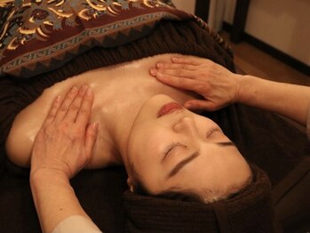 リラクゼーション イト(ito)の写真/【本気の美肌ケア】お肌だけでなく首・デコルテまでしっかりケア◎透明感のあるワントーン明るいお肌へ♪